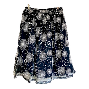 Pretty & Feminine 🤍 Black & white 🖤Floral EMBROIDERED MESH Skirt xs
